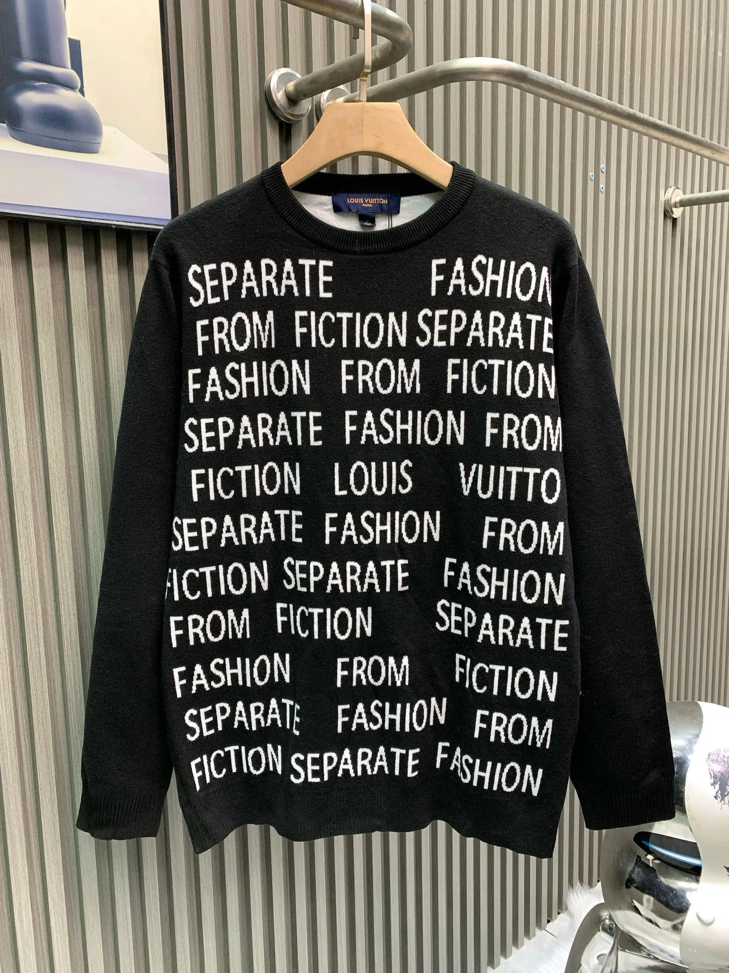 🅿️310 🀄️ Louis Vuitton Louis Vuitton - Men's business casual cardigan 25A/W new autumn and winter product, pure blood product, bringing the Italian urban noble minimalist style to the extreme. The highly recognizable logo is embroidered into the front and back. It is a soul-like embellishment. The visual sense is extremely fashionable. The taste is full of charm. There is no sense of aesthetic fatigue and worries about being outdated. Minimalism is the highest fashion expression. The shape of the fabric is very special. It is custom-dyed and woven in a century-old workshop. The retro floral fine yarns are interwoven. The vision is quite elegant and fashionable. It is noble, restrained and elegant. The details are full of charm. The stitching is exquisite. The velvet feels very delicate and soft. It has excellent skin-friendliness. No thorny feeling. The fabric is thick and thick. Excellent in warmth. The details are exquisite and outstanding. The basic color matching is versatile and mature. It conforms to the urban style aesthetic and also meets various matching needs. It is a highly compatible item. A unique type on the market
